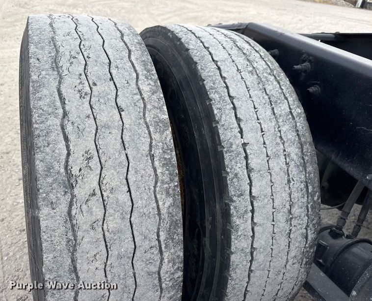 image for item ET4057 2019 Freightliner Cascadia 126 semi truck