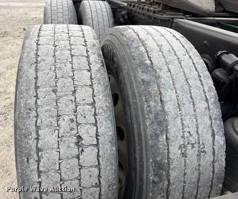 image for item ET4057 2019 Freightliner Cascadia 126 semi truck