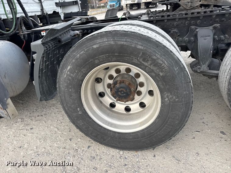 image for item ET4057 2019 Freightliner Cascadia 126 semi truck