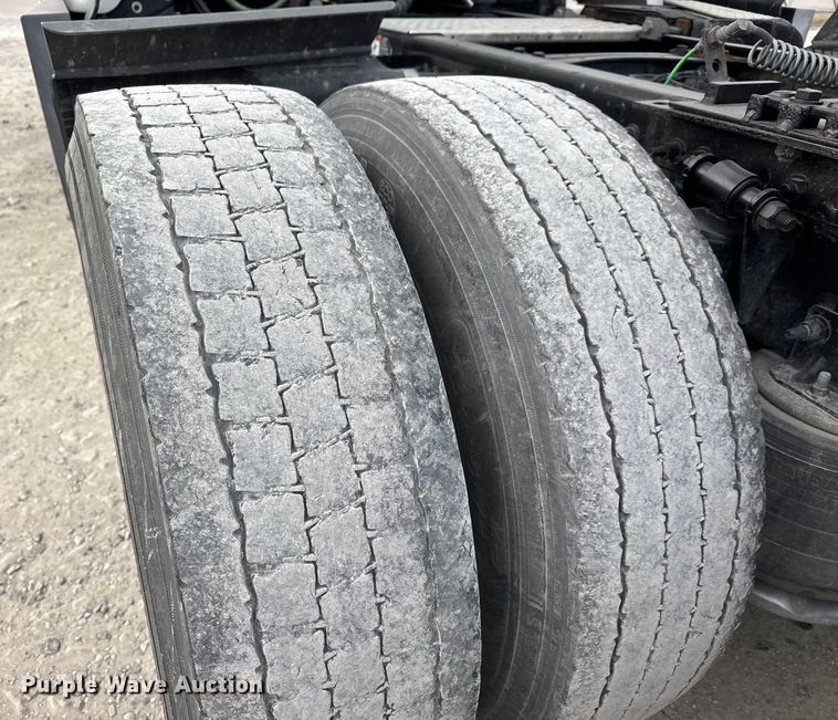 image for item ET4057 2019 Freightliner Cascadia 126 semi truck