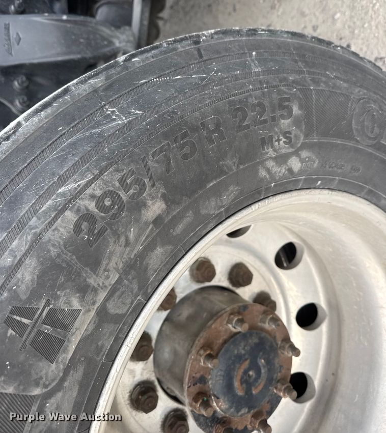 image for item ET4057 2019 Freightliner Cascadia 126 semi truck