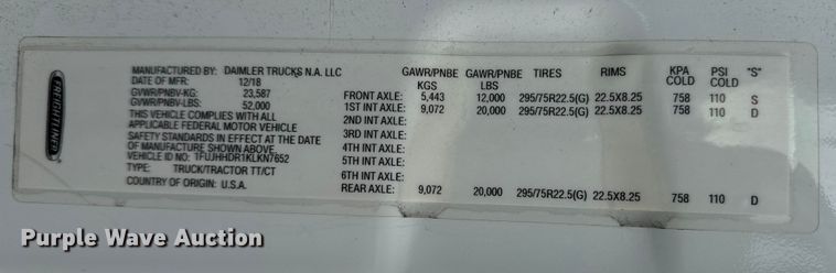 image for item ET4057 2019 Freightliner Cascadia 126 semi truck