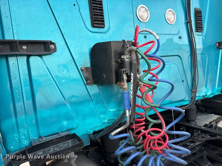 image for item ET4058 2017 International ProStar Plus semi truck