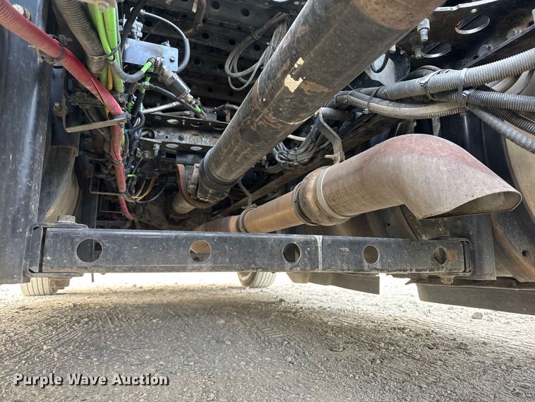 image for item ET4058 2017 International ProStar Plus semi truck