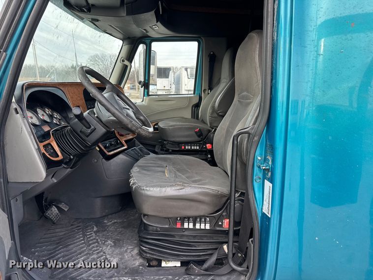 image for item ET4058 2017 International ProStar Plus semi truck