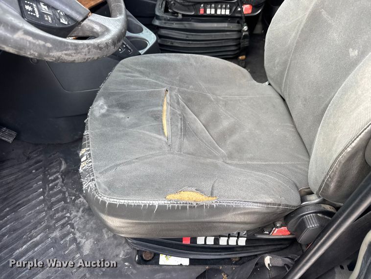 image for item ET4058 2017 International ProStar Plus semi truck