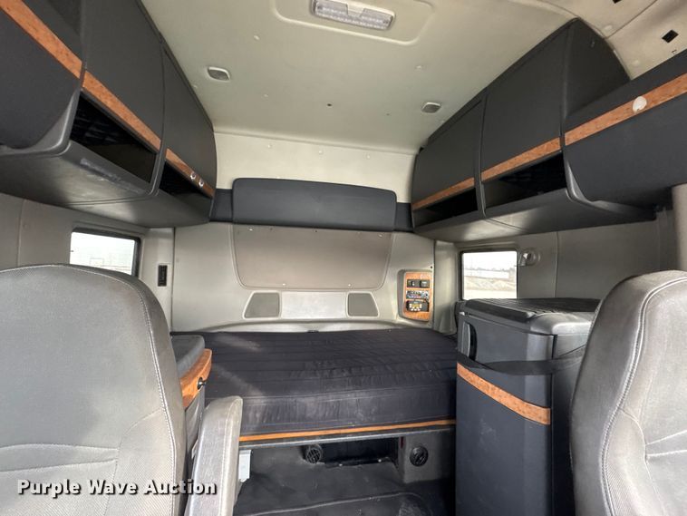 image for item ET4058 2017 International ProStar Plus semi truck