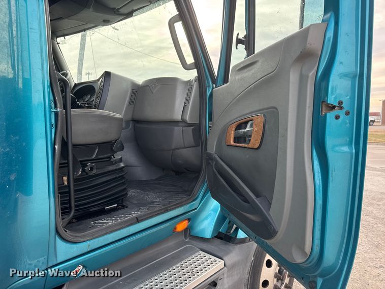 image for item ET4058 2017 International ProStar Plus semi truck