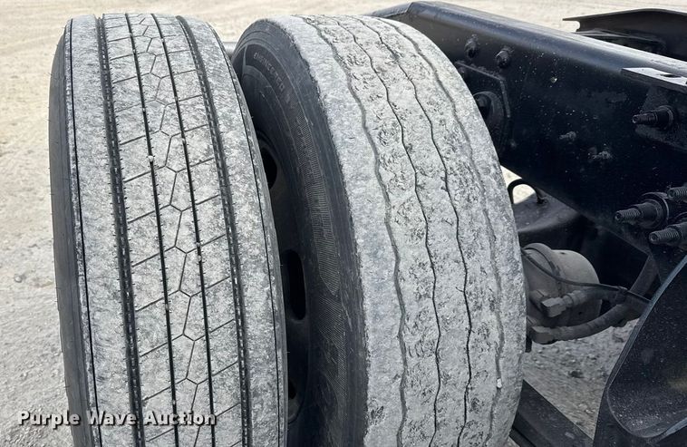 image for item ET4058 2017 International ProStar Plus semi truck