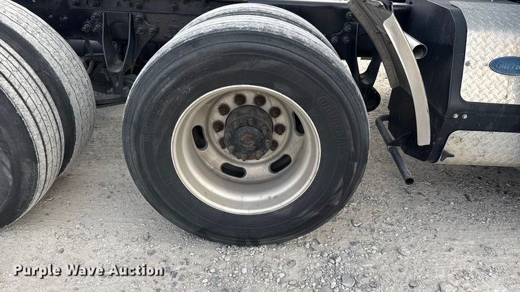 image for item ET4058 2017 International ProStar Plus semi truck