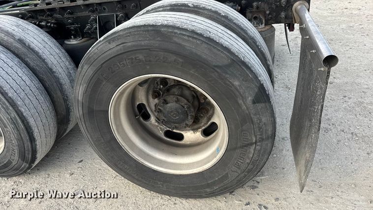 image for item ET4058 2017 International ProStar Plus semi truck