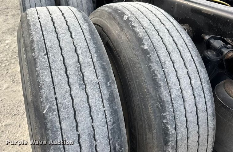 image for item ET4058 2017 International ProStar Plus semi truck