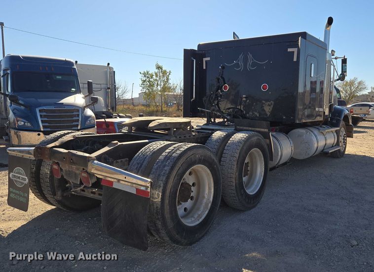 image for item ET5252 1994 International 9400 semi truck