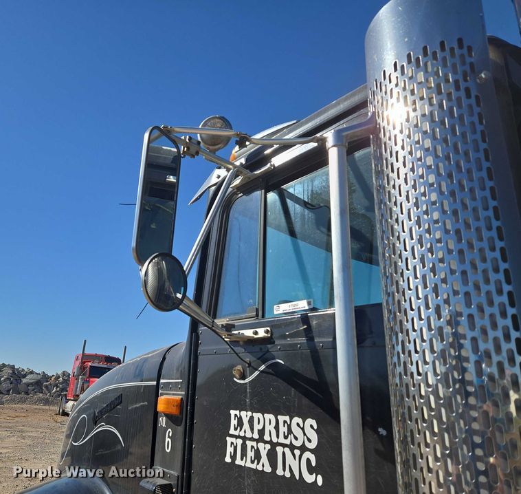 image for item ET5252 1994 International 9400 semi truck