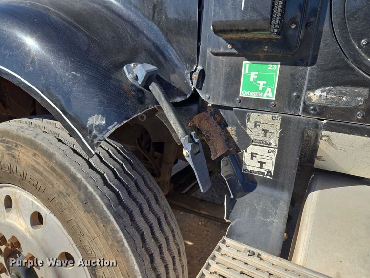 image for item ET5252 1994 International 9400 semi truck