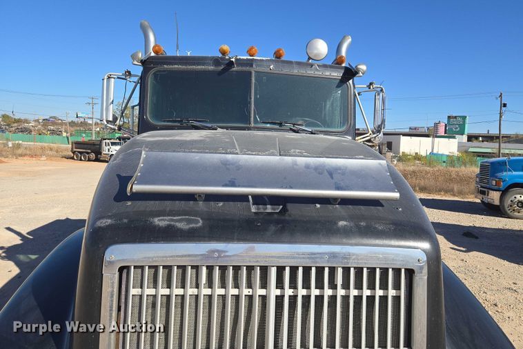 image for item ET5252 1994 International 9400 semi truck