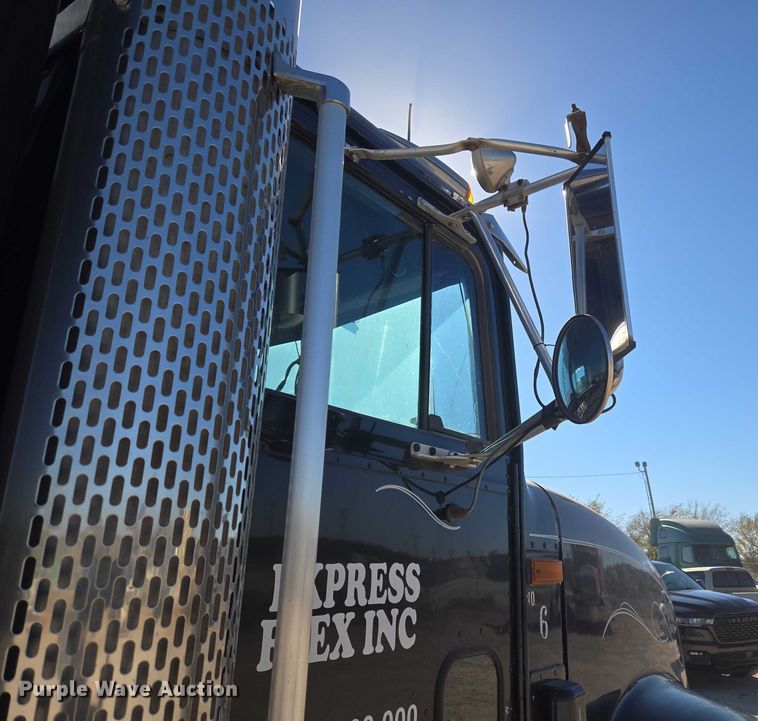 image for item ET5252 1994 International 9400 semi truck