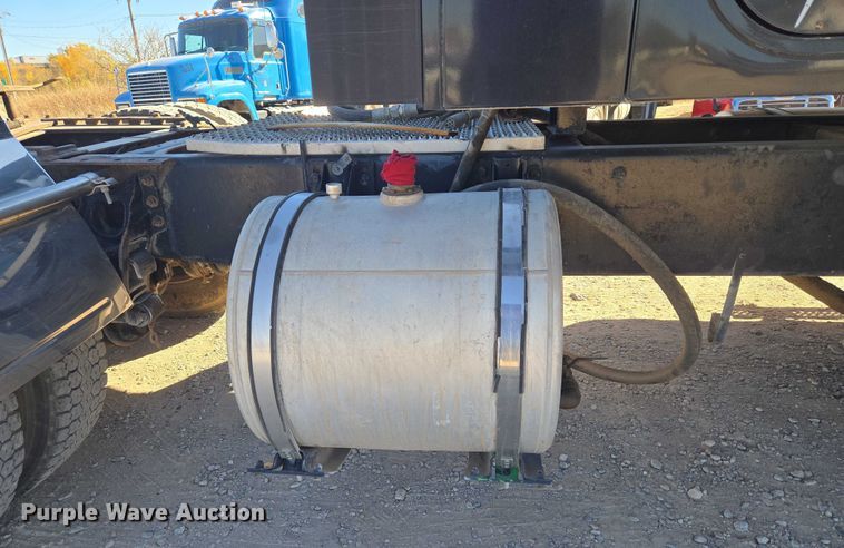 image for item ET5252 1994 International 9400 semi truck