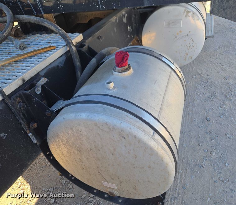 image for item ET5252 1994 International 9400 semi truck