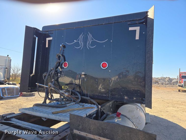 image for item ET5252 1994 International 9400 semi truck