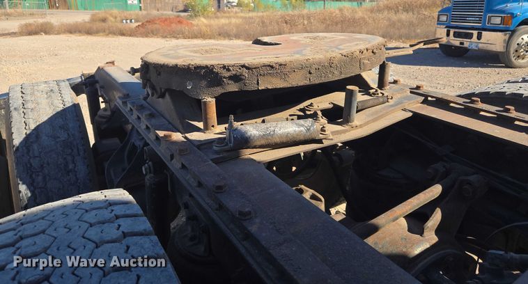 image for item ET5252 1994 International 9400 semi truck