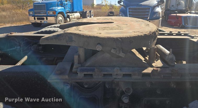 image for item ET5252 1994 International 9400 semi truck