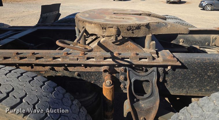 image for item ET5252 1994 International 9400 semi truck