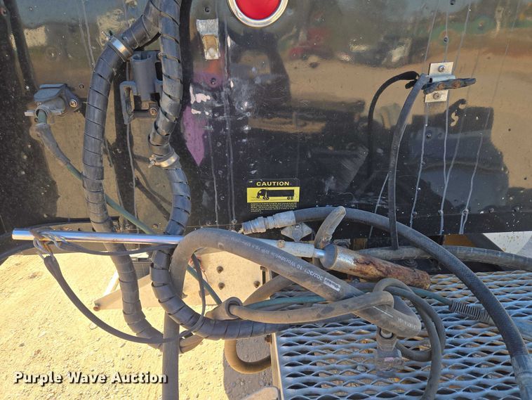 image for item ET5252 1994 International 9400 semi truck