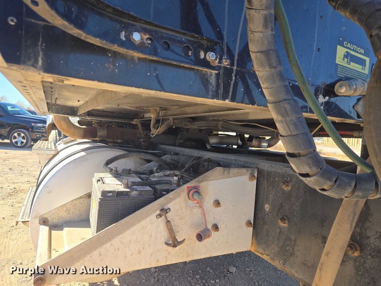 image for item ET5252 1994 International 9400 semi truck