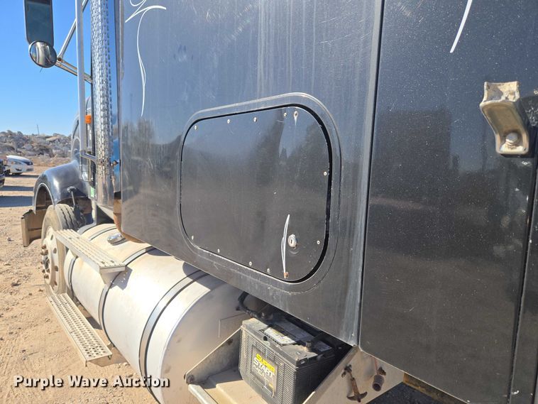 image for item ET5252 1994 International 9400 semi truck