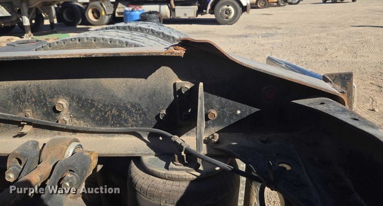 image for item ET5252 1994 International 9400 semi truck