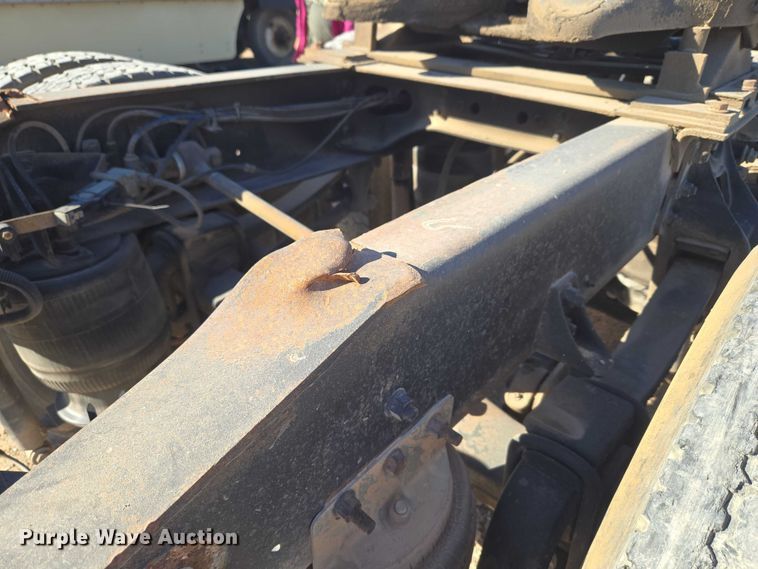 image for item ET5252 1994 International 9400 semi truck