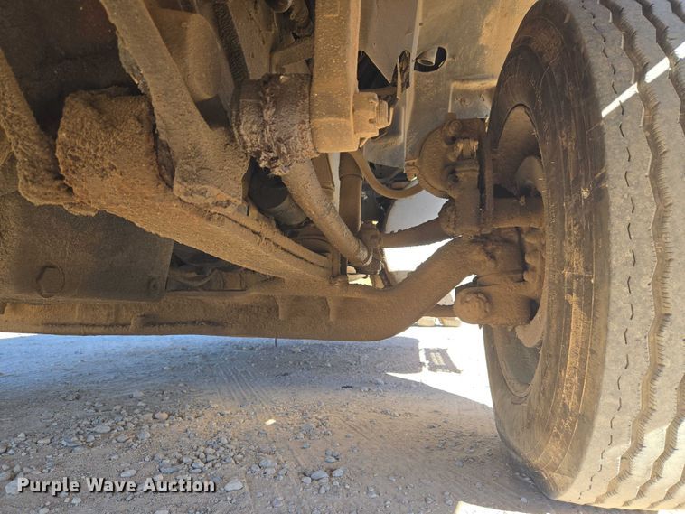 image for item ET5252 1994 International 9400 semi truck