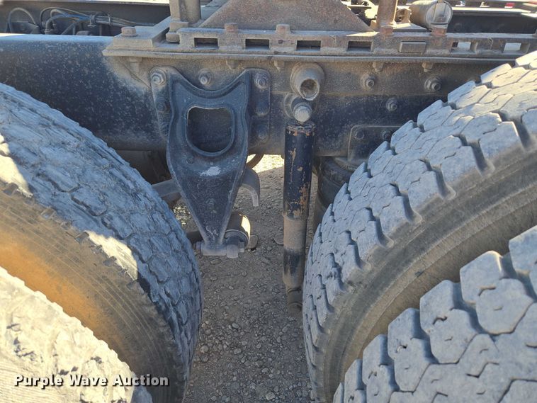 image for item ET5252 1994 International 9400 semi truck