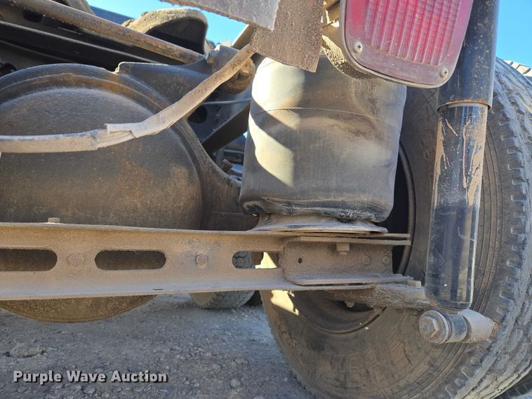 image for item ET5252 1994 International 9400 semi truck