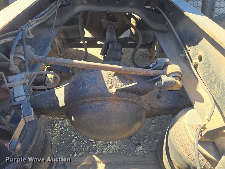 image for item ET5252 1994 International 9400 semi truck