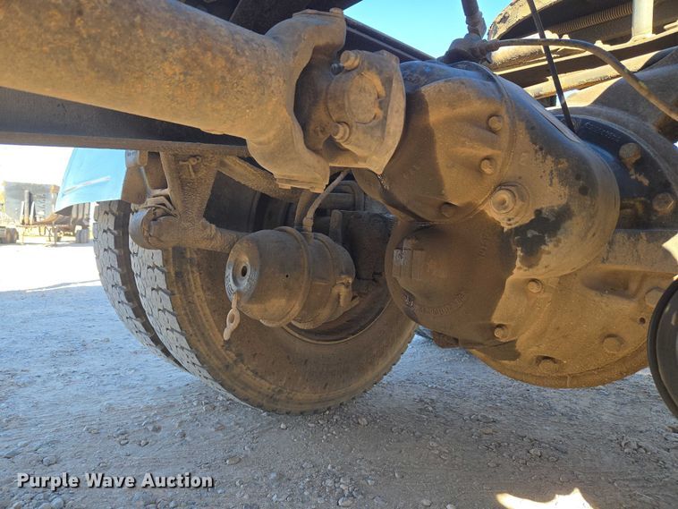 image for item ET5252 1994 International 9400 semi truck