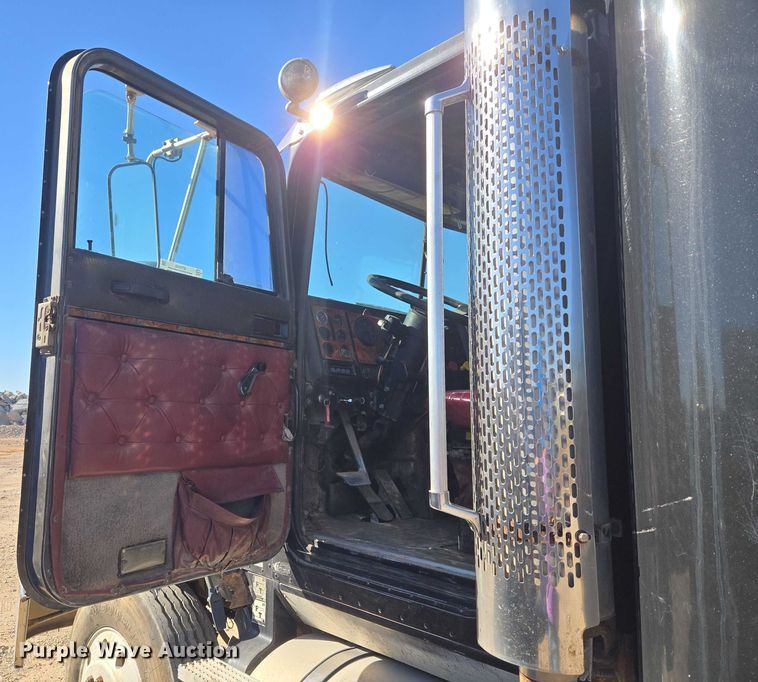 image for item ET5252 1994 International 9400 semi truck