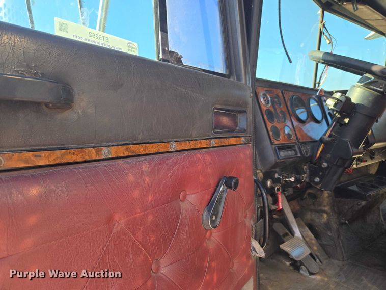 image for item ET5252 1994 International 9400 semi truck