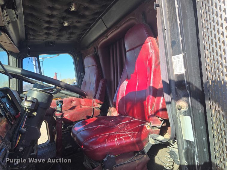 image for item ET5252 1994 International 9400 semi truck