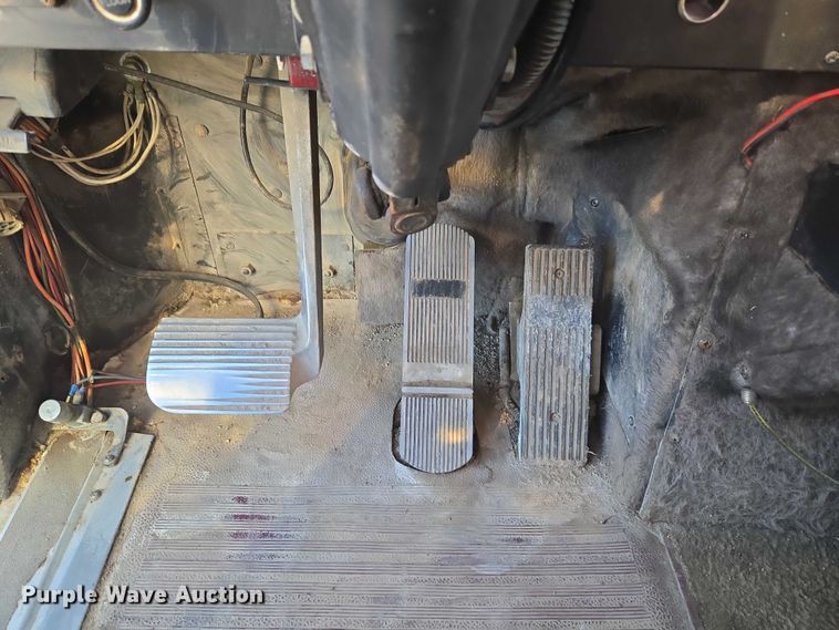 image for item ET5252 1994 International 9400 semi truck