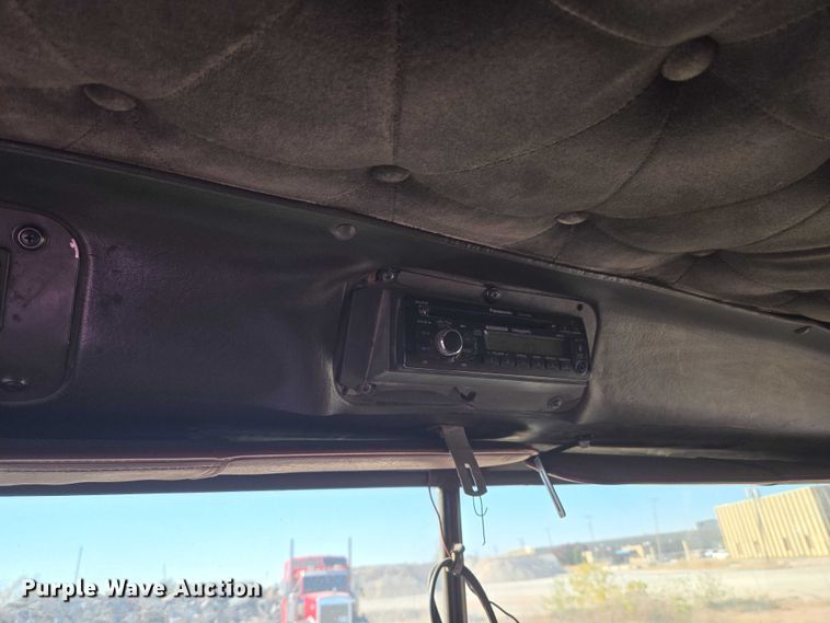 image for item ET5252 1994 International 9400 semi truck