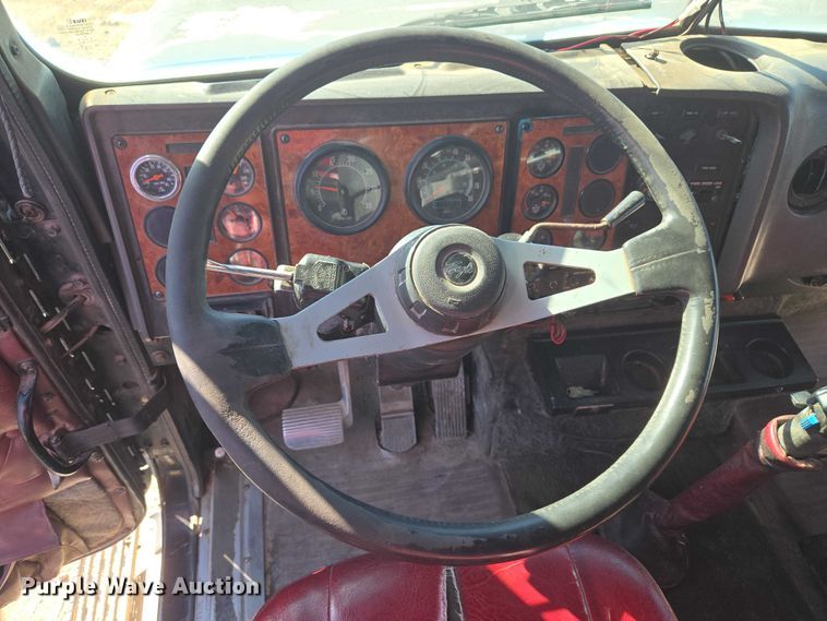 image for item ET5252 1994 International 9400 semi truck