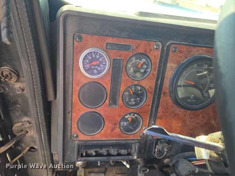 image for item ET5252 1994 International 9400 semi truck