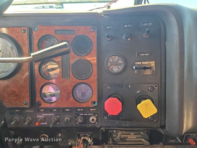 image for item ET5252 1994 International 9400 semi truck