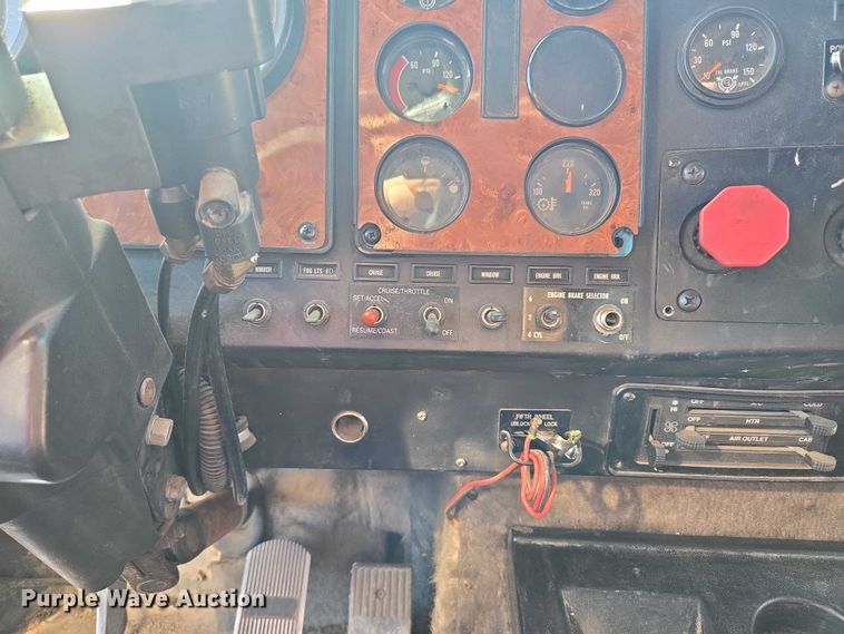 image for item ET5252 1994 International 9400 semi truck