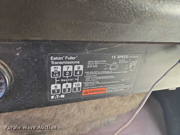 image for item ET5252 1994 International 9400 semi truck