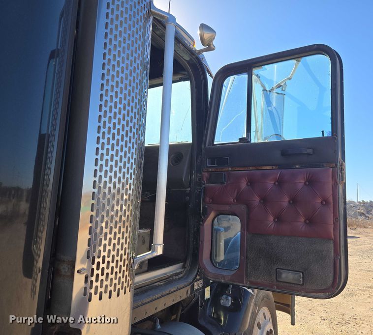 image for item ET5252 1994 International 9400 semi truck