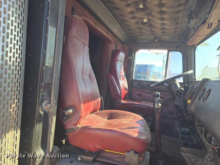 image for item ET5252 1994 International 9400 semi truck