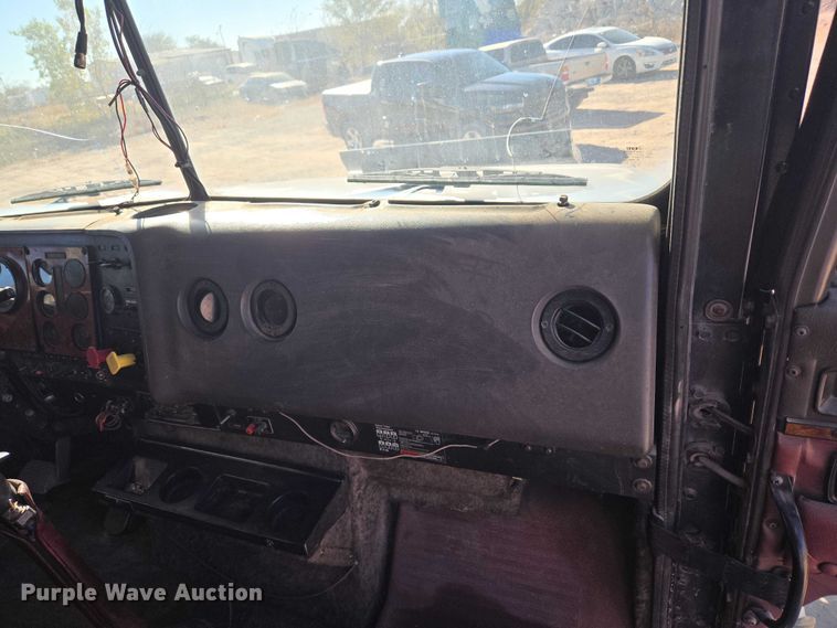 image for item ET5252 1994 International 9400 semi truck